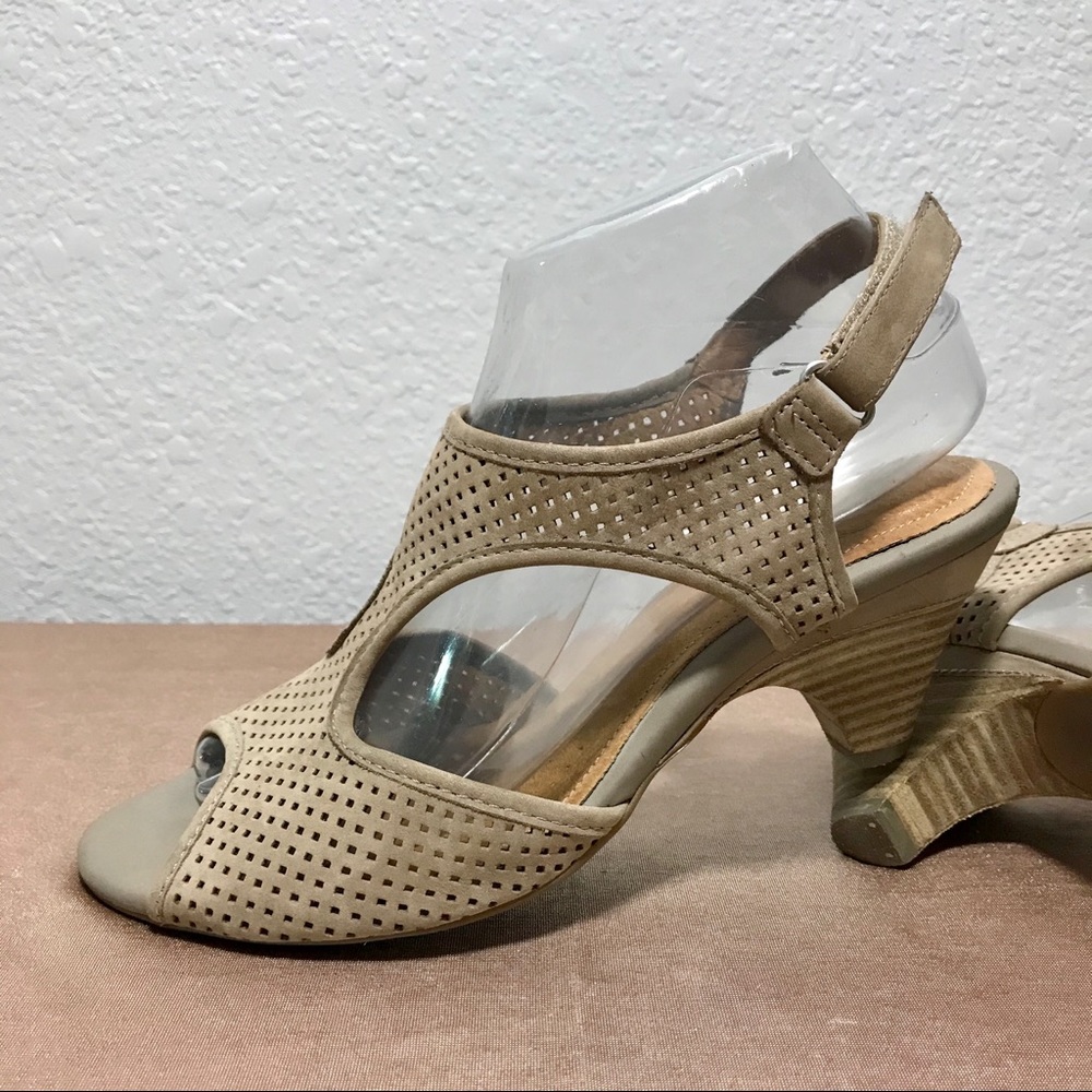 Clarks Womens t-strap ankle strap sandals Taupe